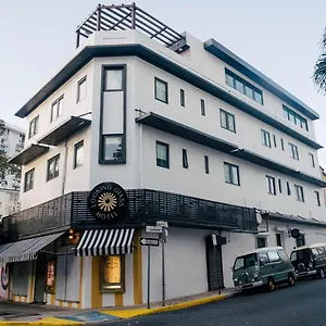 Hotel The Looking Glass ***